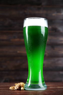 Aziz Patrick günü. Bardak buğday kulaklara ahşap ile yeşil bira