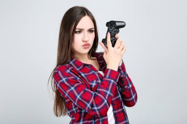 Gri arka plan üzerinde joystick ile güzel kız