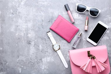 Çanta ile kozmetik, smartphone, pasaport ve bilek seyretmek 