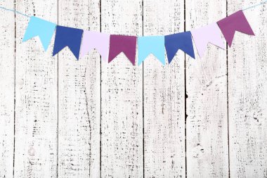 Beyaz ahşap arka plan asılı renkli kağıt bayrak