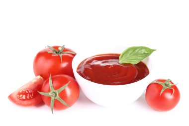 Ketçap kase domates ve fesleğen izole üzerinde beyaz yapraklar 