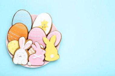 Paskalya gingerbread çerezleri plaka üzerinde mavi arka plan