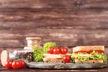 Taze sebze ve biber baharat kahverengi lezzetli sandviç 