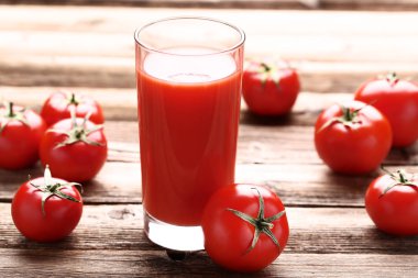 Domates suyu cam kahverengi ahşap tablo