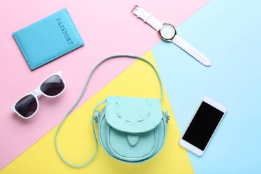 Güneş gözlüğü, smartphone, pasaport ve bilek ile moda çanta 