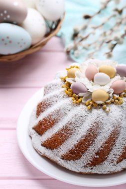 Pembe ahşap masa üstünde yumurtalı Paskalya kek