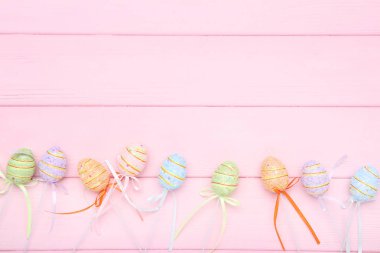 Paskalya yumurtaları pembe ahşap tablo