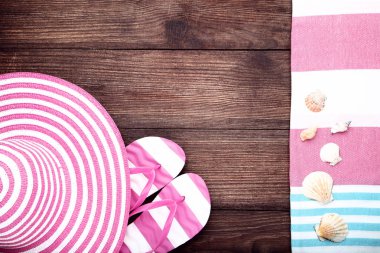 Yaz aksesuarları ile kabukları kahverengi ahşap tablo