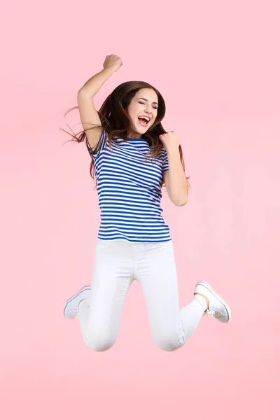 ピンクの背景に美しい少女をジャンプ — ストック写真