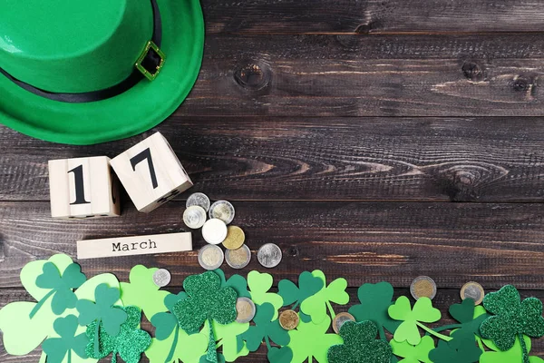 Día de San Patricio. Sombrero verde con hojas de trébol, calendario de madera — Foto de Stock