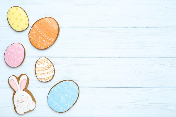 Easter gingerbread cookies on wooden table — Stock Photo, Image