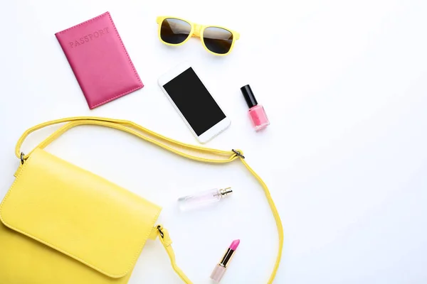 흰색 뒷면에 스마트폰와 화장품, 선글라스, 핸드백 — 스톡 사진