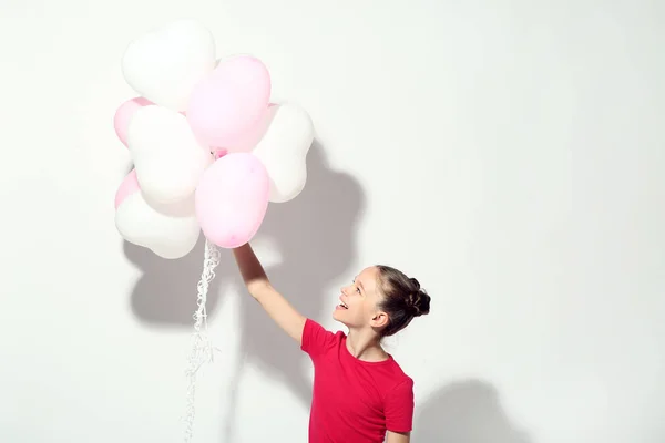 Menina bonita com balões no fundo branco — Fotografia de Stock