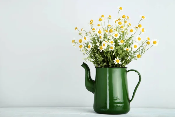 灰色の背景に水差しのカモミールの花の花束 — ストック写真