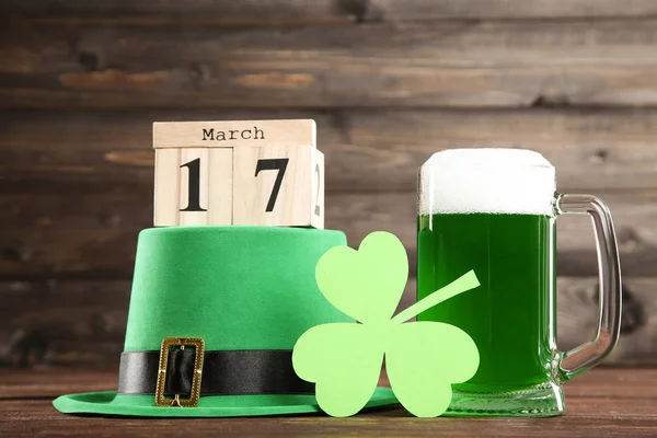 Día de San Patricio. Cerveza verde en taza con sombrero, hoja de trébol de papel — Foto de Stock