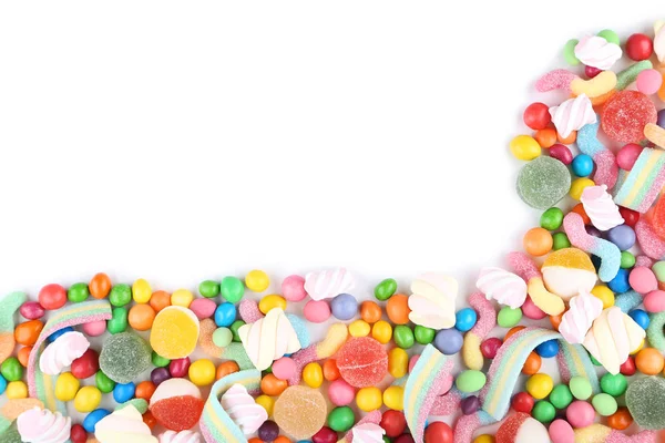 Kolorowe cukierki słodkie na białym tle — Zdjęcie stockowe