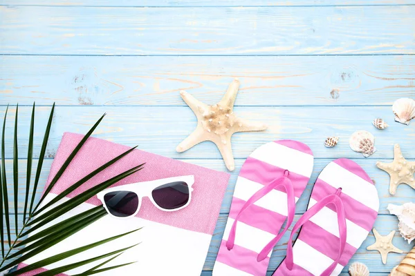 Mavi ahşap masa üzerinde kabukları ile yaz aksesuarları