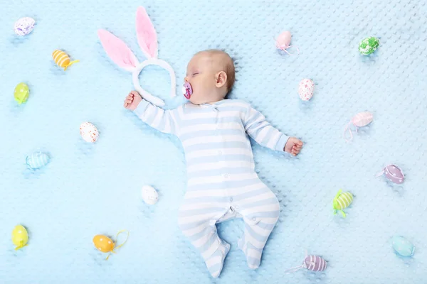 Chłopczyk z Wielkanoc jaja leżąc na łóżku — Zdjęcie stockowe
