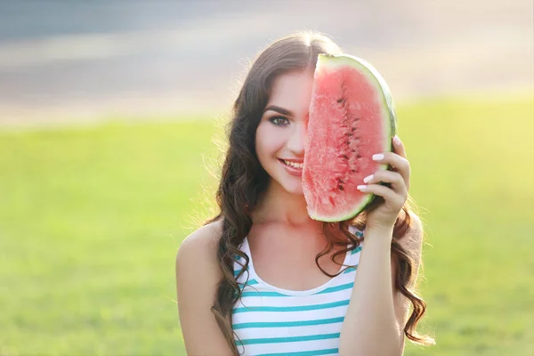 Mulher feliz com melancia no parque — Fotografia de Stock
