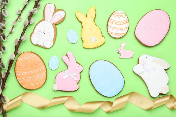 Easter gingerbread cookies with willow branch and golden ribbon — Stock Photo, Image