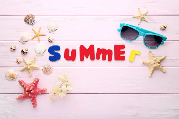 Inschrijving zomer door gekleurde letters met schelpen op houten t — Stockfoto