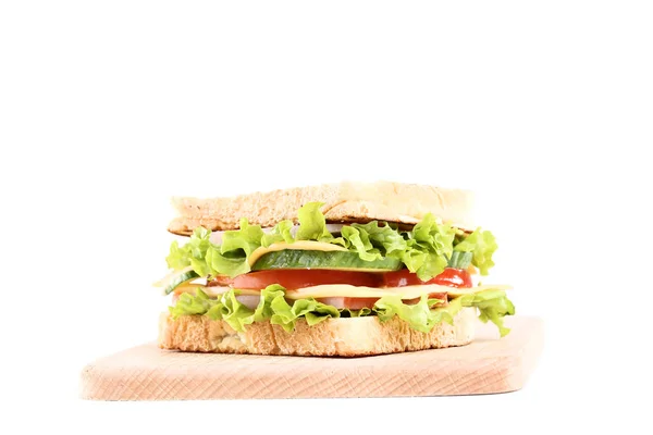 Sanduíche saboroso com placa de corte isolada em fundo branco — Fotografia de Stock