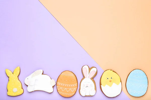 Easter gingerbread cookies on colorful background — Stock Photo, Image