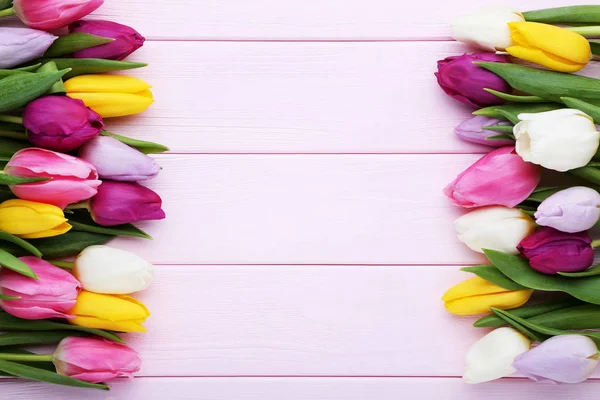 Strauß Tulpen auf rosa Holztisch — Stockfoto