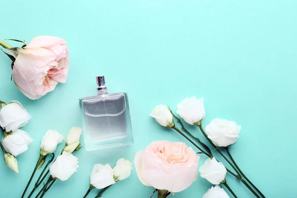 Botella de perfume con flores sobre fondo de menta —  Fotos de Stock