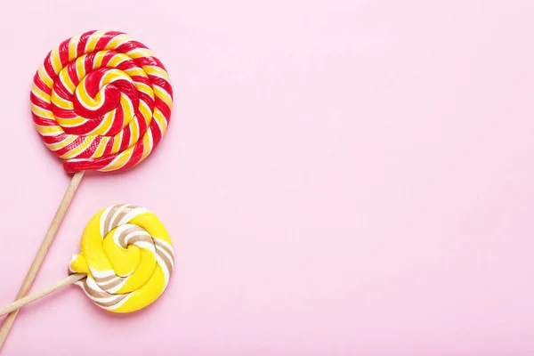五颜六色的棒棒糖在粉红色的背景 — 图库照片