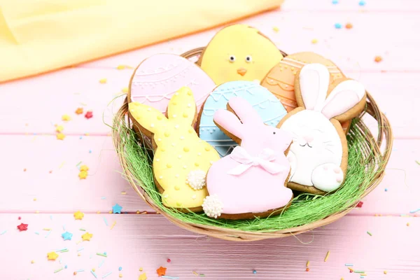 Easter gingerbread cookies in basket with sprinkles on wooden ta — Stock Photo, Image