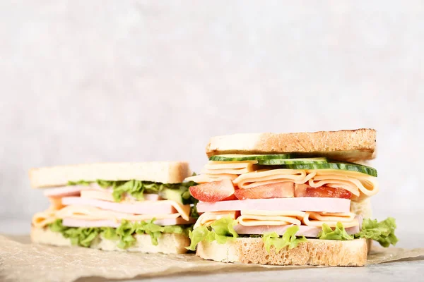灰色の背景に野菜とハムのサンドイッチ — ストック写真