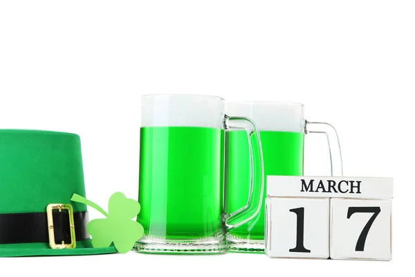 Dia de São Patrício. Cerveja verde em canecas com calendário de madeira e h — Fotografia de Stock