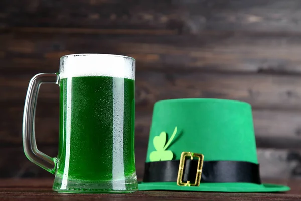 Il giorno di San Patrizio. Birra verde in tazza con cappello su backgrou di legno — Foto Stock