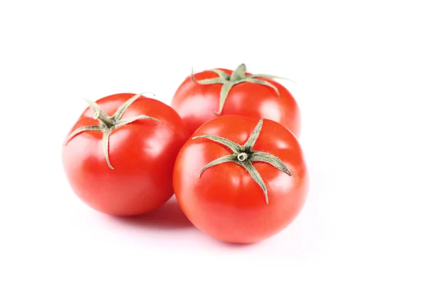 Tomates frescos aislados sobre fondo blanco —  Fotos de Stock