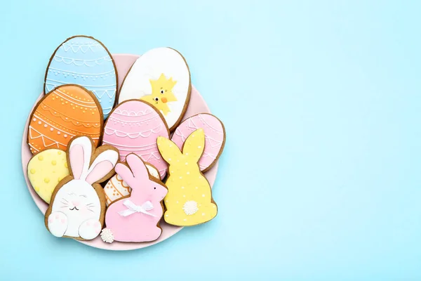 Easter gingerbread cookies in plate on blue background — Stock Photo, Image