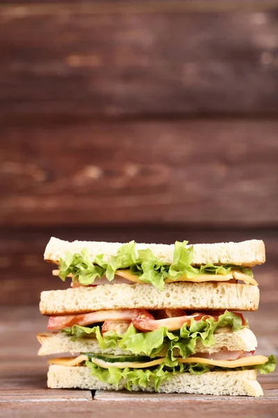 Chutný sendvič na hnědé dřevěné pozadí — Stock fotografie