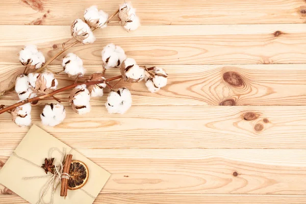 Flores de algodão com envelope, laranja seca e pau de canela em b — Fotografia de Stock