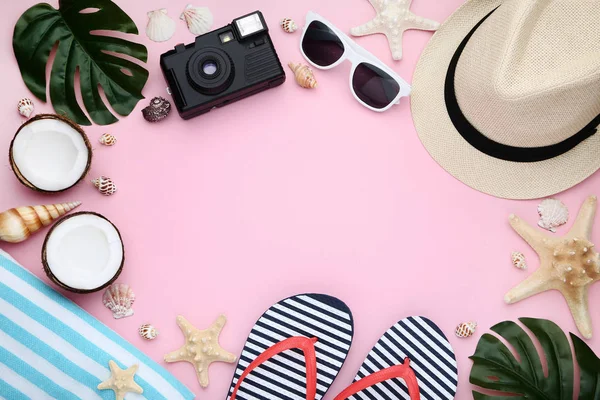 Accesorios de verano con conchas marinas y cocos sobre fondo rosa —  Fotos de Stock