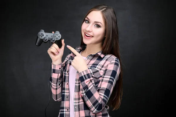 Siyah arka plan üzerinde joystick ile güzel kız — Stok fotoğraf