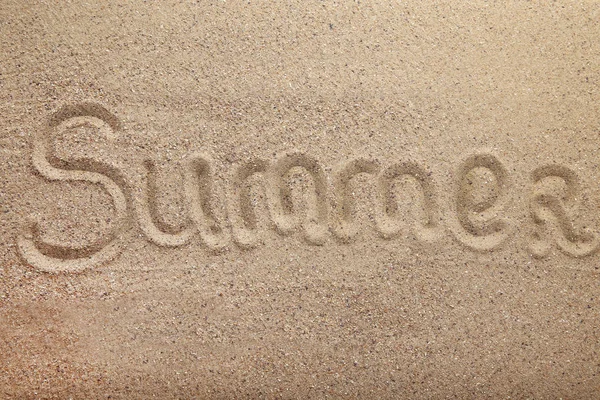 ビーチの砂の上の銘刻文字夏 — ストック写真