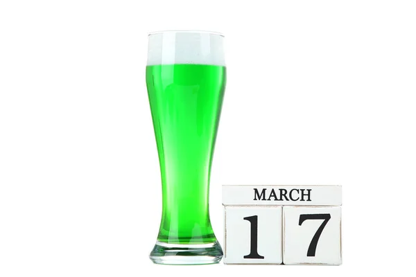 Día de San Patricio. Cerveza verde con calendario de madera aislado en w —  Fotos de Stock