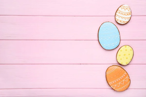 Easter gingerbread cookies on pink wooden table — Stock Photo, Image