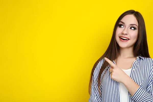 Beautiful young woman on yellow background — Stock Photo, Image