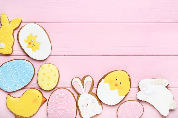 Galletas de pan de jengibre de Pascua en mesa de madera rosa — Foto de Stock