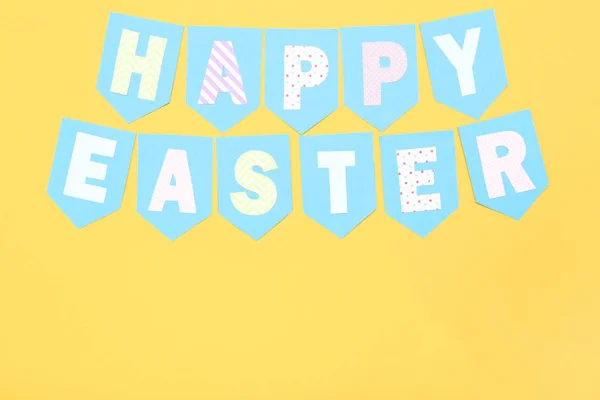 Texto Feliz Pascua sobre fondo amarillo — Foto de Stock