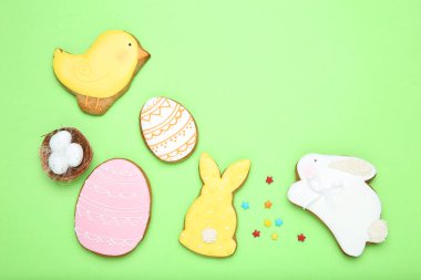 Paskalya gingerbread çerezleri yeşil zemin üzerine