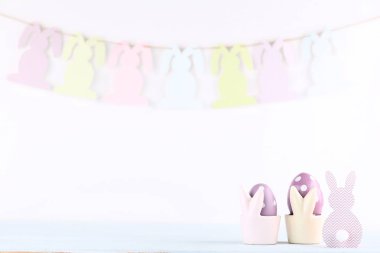 Beyaz arka planda Paskalya yumurtaları ile kağıt tavşan