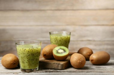 Taze kivi smoothie cam gri ahşap tablo