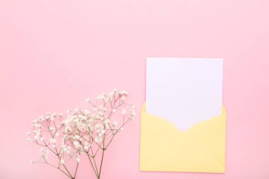 Pembe giriş üzerinde zarf ve Gypsophila çiçekler ile boş kağıt